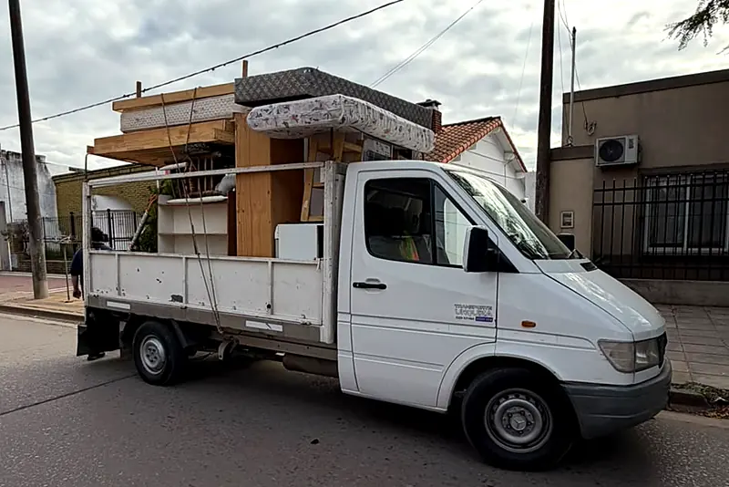 Sprinter caja abierta de Transporte Urquiza cargada