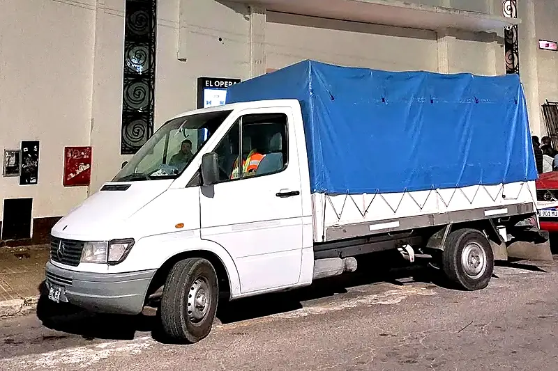 Sprinter con lona cargada para un flete nocturno
