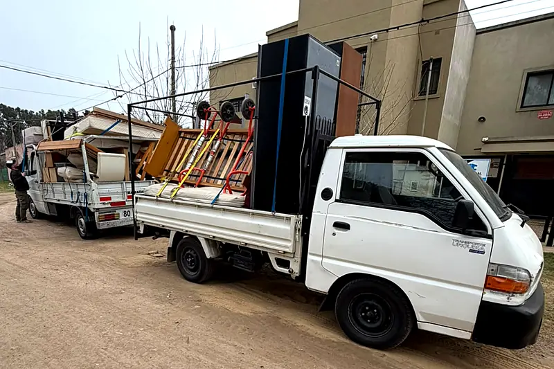 Hyundai y Sprinter cargadas con muebles de una mudanza