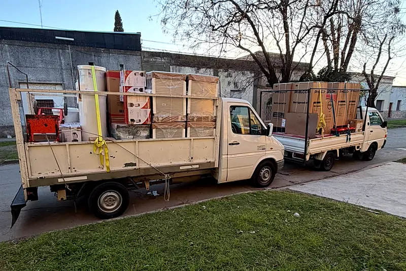 Sprinter y Hyundai cargadas con electrodomésticos para reparto